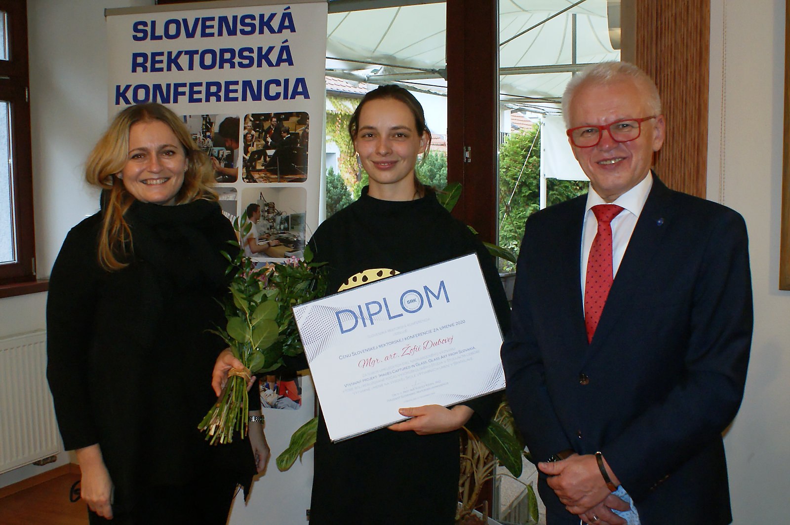 Slovenská rektorská konferencia udelila Cenu za umenie 2020 Mgr. art. Žofii Dubovej, doktorandke Vysokej školy výtvarných umení v Bratislave, za súbor diel, ktorý bol prezentovaný v mimoriadne prestížnej zahraničnej galérii Hempel Glassmuseum.